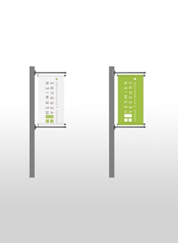 Twee banners aan een paal