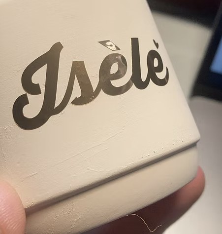 Isèlé, Personalisatie