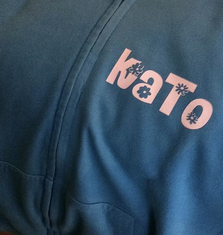 Kato, Personalisatie